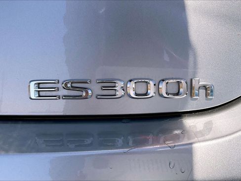 Used 2025 Lexus ES 300h w/ Premium Package image 29