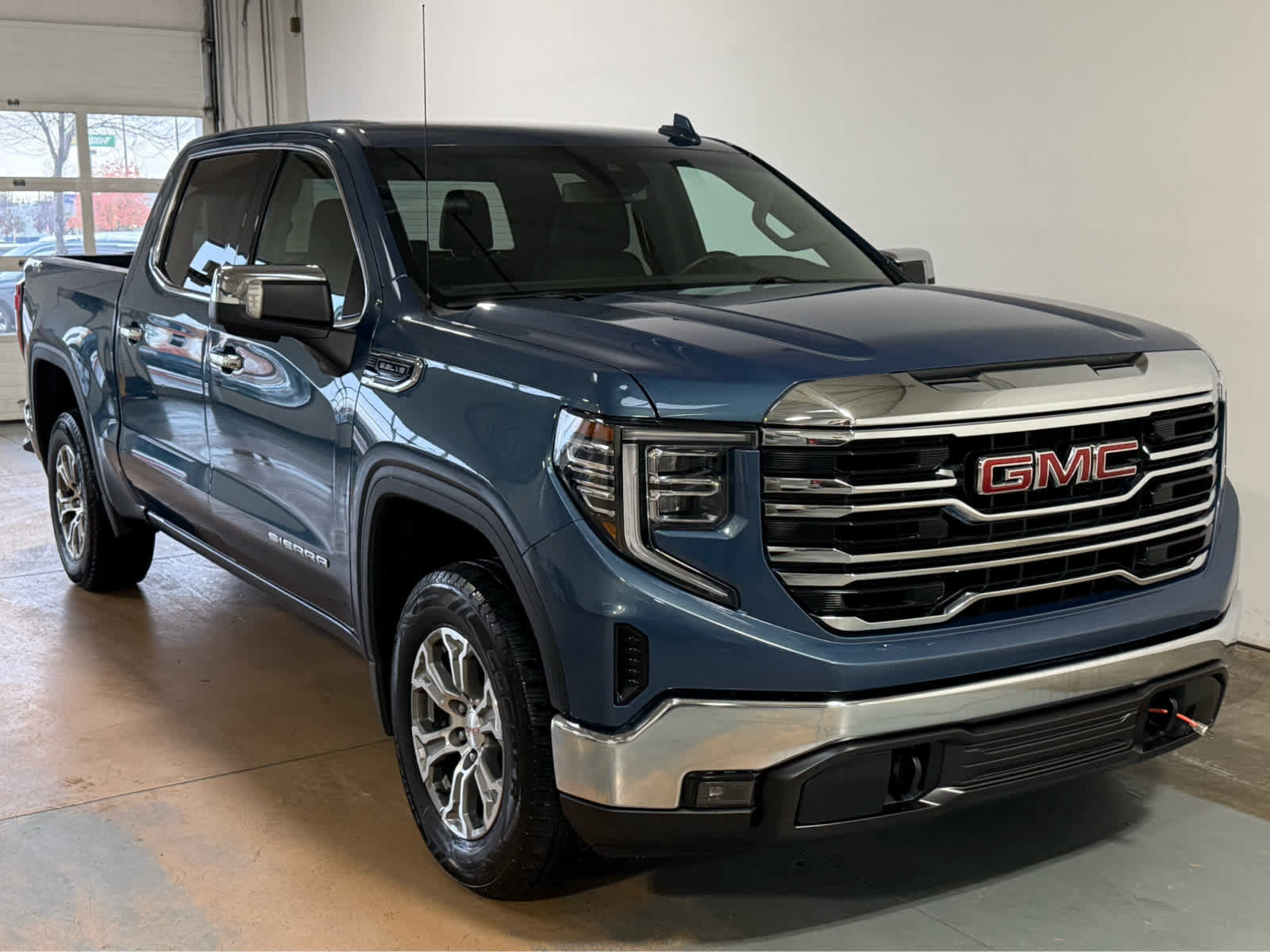 Used 2024 GMC Sierra 1500 SLT AWD/4WD image 5