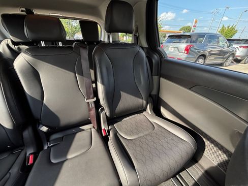 Used 2026 Kia Carnival FWD image 40