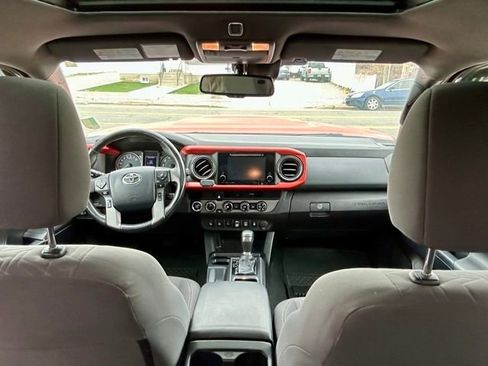 Used 2018 Toyota Tacoma TRD Sport w/ Technology Package image 6