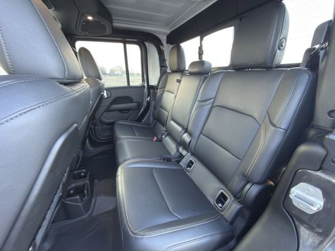 Used 2025 Jeep Gladiator Sport image 10