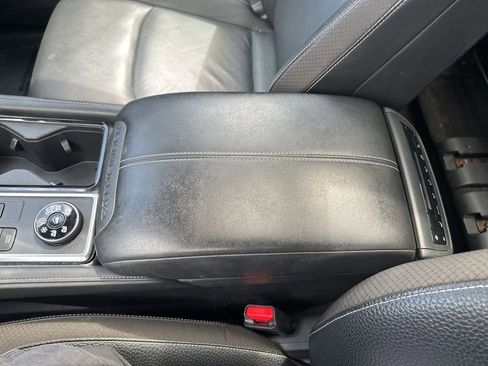 Used 2022 Nissan Pathfinder SL AWD/4WD image 32