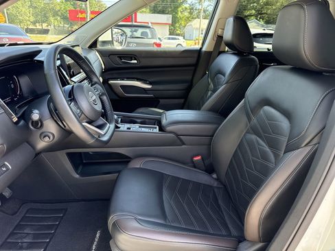 Used 2024 Nissan Pathfinder Platinum image 9