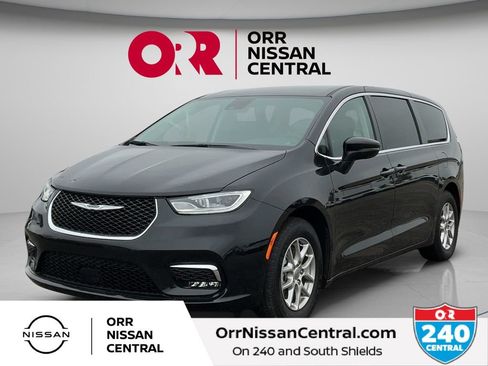 Used 2023 Chrysler Pacifica Touring-L FWD image 1