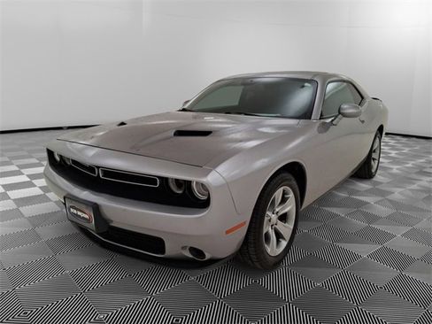 Used 2016 Dodge Challenger SXT w/ Driver Convenience Group image 7