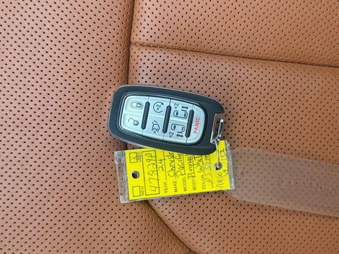 Used 2024 Chrysler Pacifica Pinnacle image 44