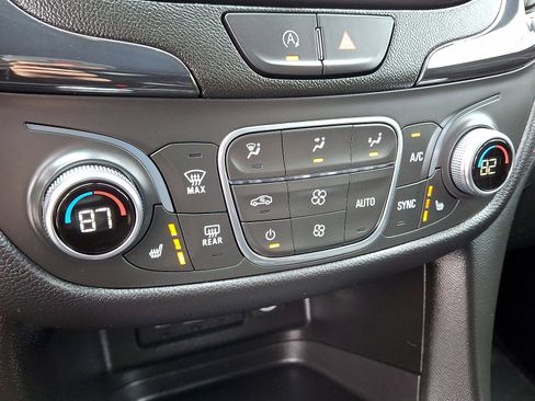 Used 2022 Chevrolet Equinox RS w/ Infotainment Package FWD image 19