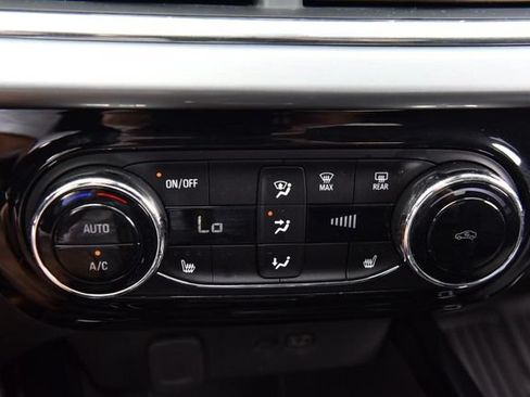 Used 2025 Chevrolet Trax LT w/ LT Convenience Package FWD image 13