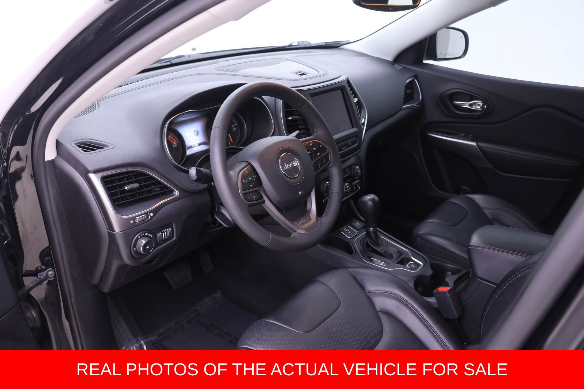 Used 2022 Jeep Cherokee Latitude Lux FWD image 3
