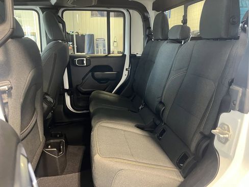Used 2025 Jeep Gladiator Sport AWD/4WD image 15