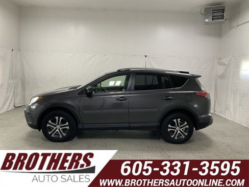 Used 2017 Toyota RAV4 LE AWD/4WD image 1