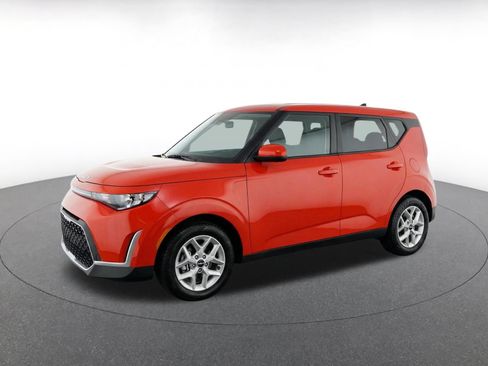 Used 2025 Kia Soul LX w/ LX Technology Package FWD image 3