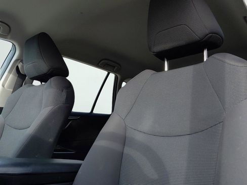 Used 2021 Toyota RAV4 LE image 9