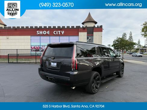 Used 2017 Cadillac Escalade ESV Luxury RWD image 4