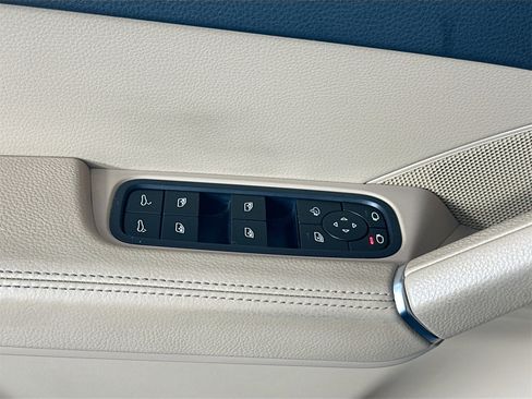 Certified 2023 Porsche Cayenne Platinum Edition image 31