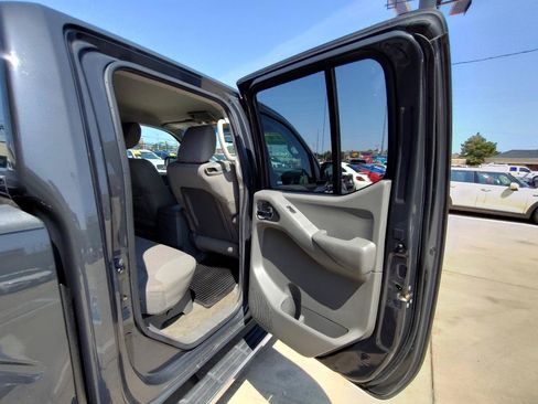 Used 2013 Nissan Frontier SV w/ SV Value Truck Pkg AWD/4WD image 37