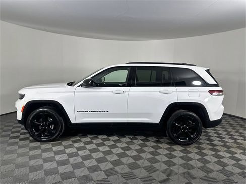 Used 2023 Jeep Grand Cherokee Altitude image 3