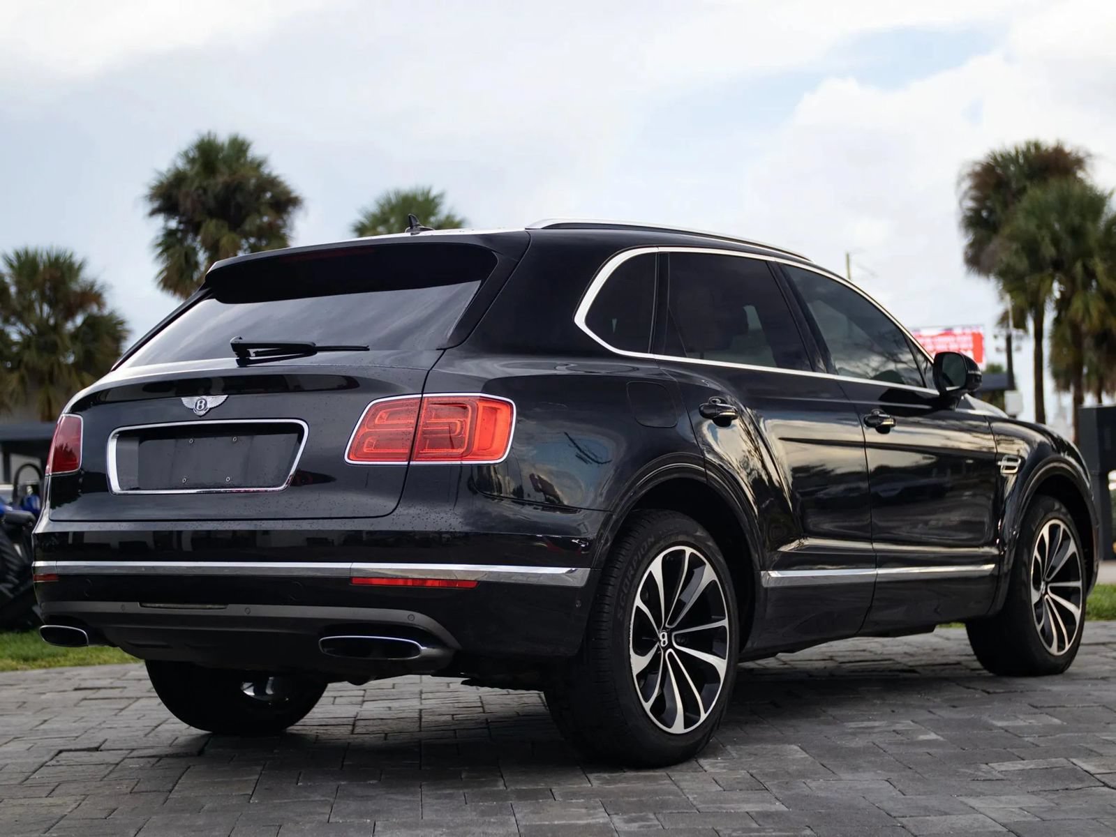 Used 2017 Bentley Bentayga AWD/4WD image 13