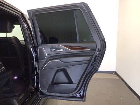 Used 2021 Cadillac Escalade Luxury AWD/4WD image 8