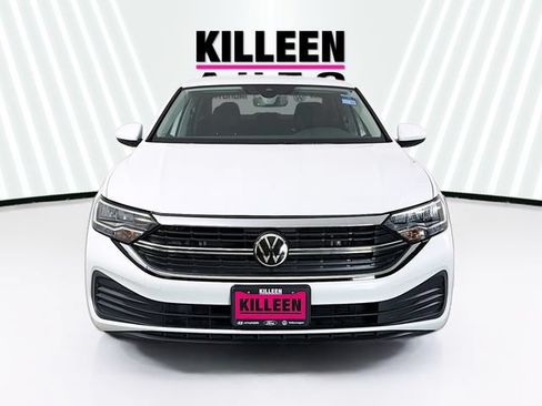 Used 2024 Volkswagen Jetta SE FWD image 2