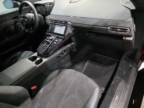 Used 2025 Aston Martin V8 Vantage Coupe RWD image 20
