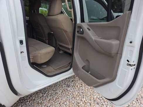 Used 2015 Nissan Frontier SV AWD/4WD image 19