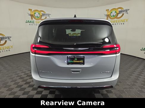 Used 2024 Chrysler Pacifica Limited FWD image 7