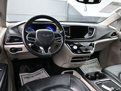 Used 2022 Chrysler Pacifica Touring-L FWD image 30