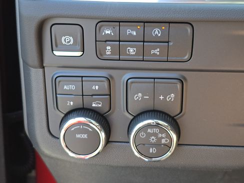 New 2025 Chevrolet Suburban Premier image 28