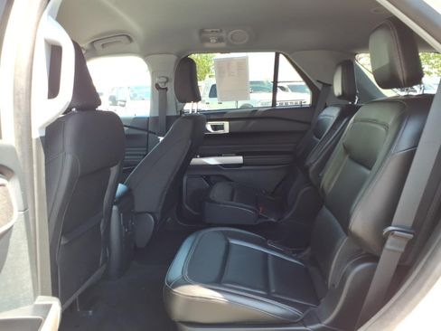 Certified 2023 Ford Explorer XLT RWD image 18