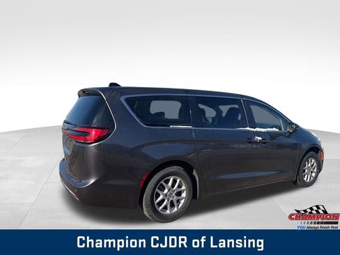 Used 2023 Chrysler Pacifica Touring-L image 4