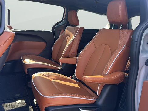 Used 2026 Chrysler Pacifica Pinnacle w/ Trailer Tow Group FWD image 86