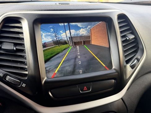 Used 2018 Jeep Cherokee Latitude Plus w/ Cold Weather Group AWD/4WD image 23