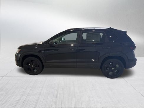 New 2026 Volkswagen Taos SE image 2