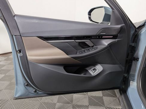 Used 2025 BMW 530i xDrive w/ Premium Package image 13