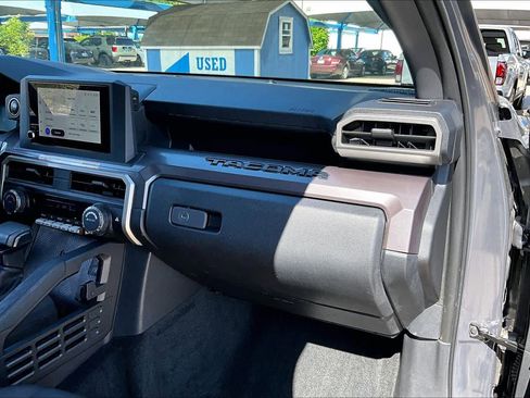 Used 2025 Toyota Tacoma SR5 AWD/4WD image 19