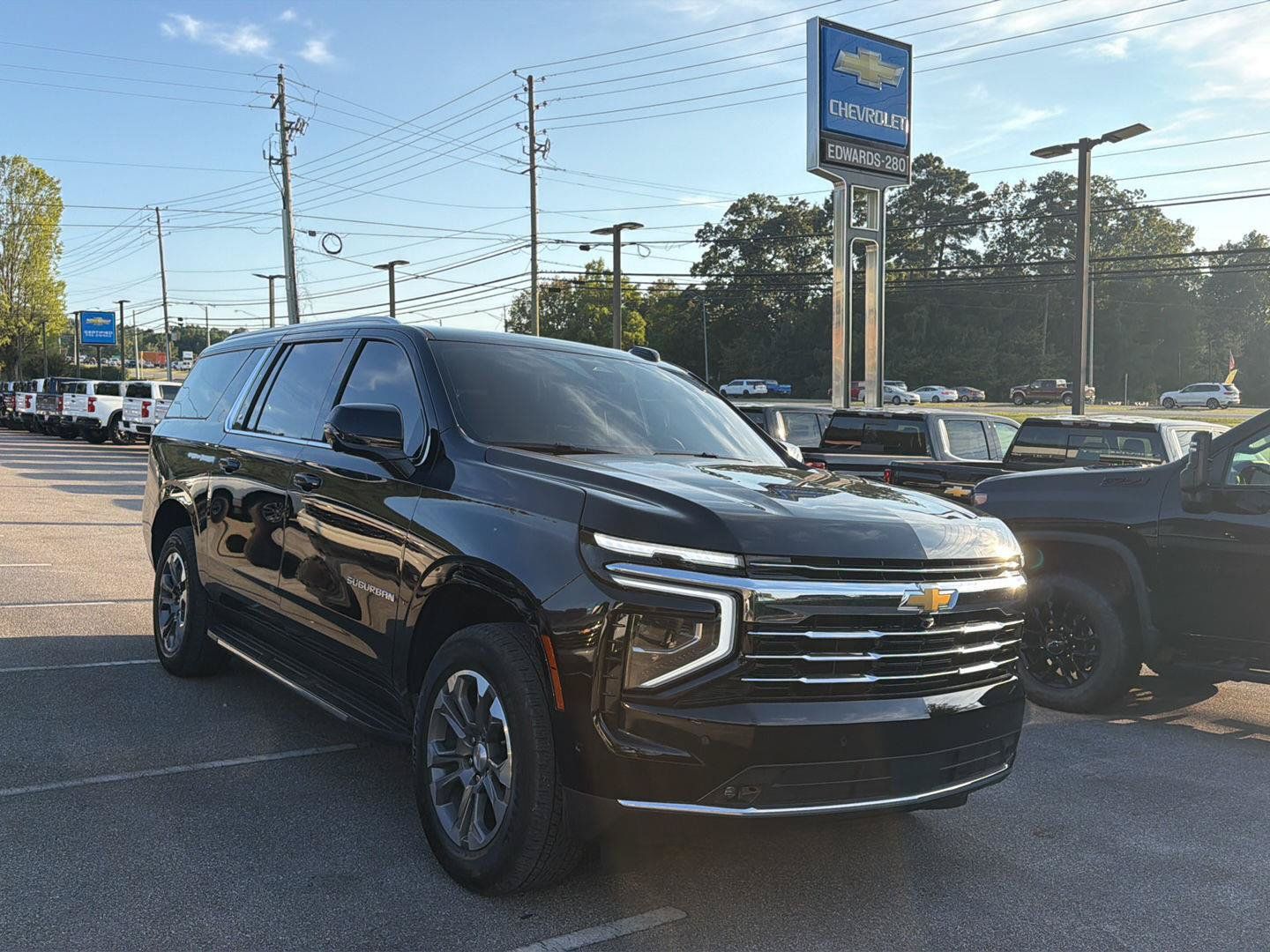 Used 2025 Chevrolet Suburban LT w/ Comfort Package RWD image 4