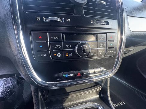 Used 2017 Dodge Grand Caravan GT image 28