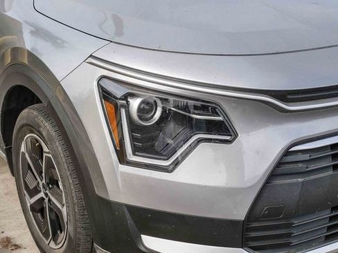 Certified 2023 Kia Niro EX image 3