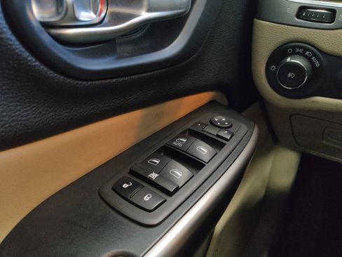 Used 2019 Jeep Cherokee Latitude w/ Popular Appearance Group FWD image 27