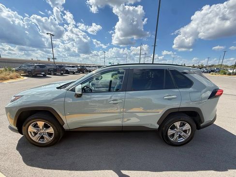 Used 2022 Toyota RAV4 XLE w/ Convenience Package AWD/4WD image 3