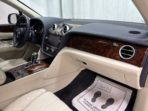 Used 2017 Bentley Bentayga image 11