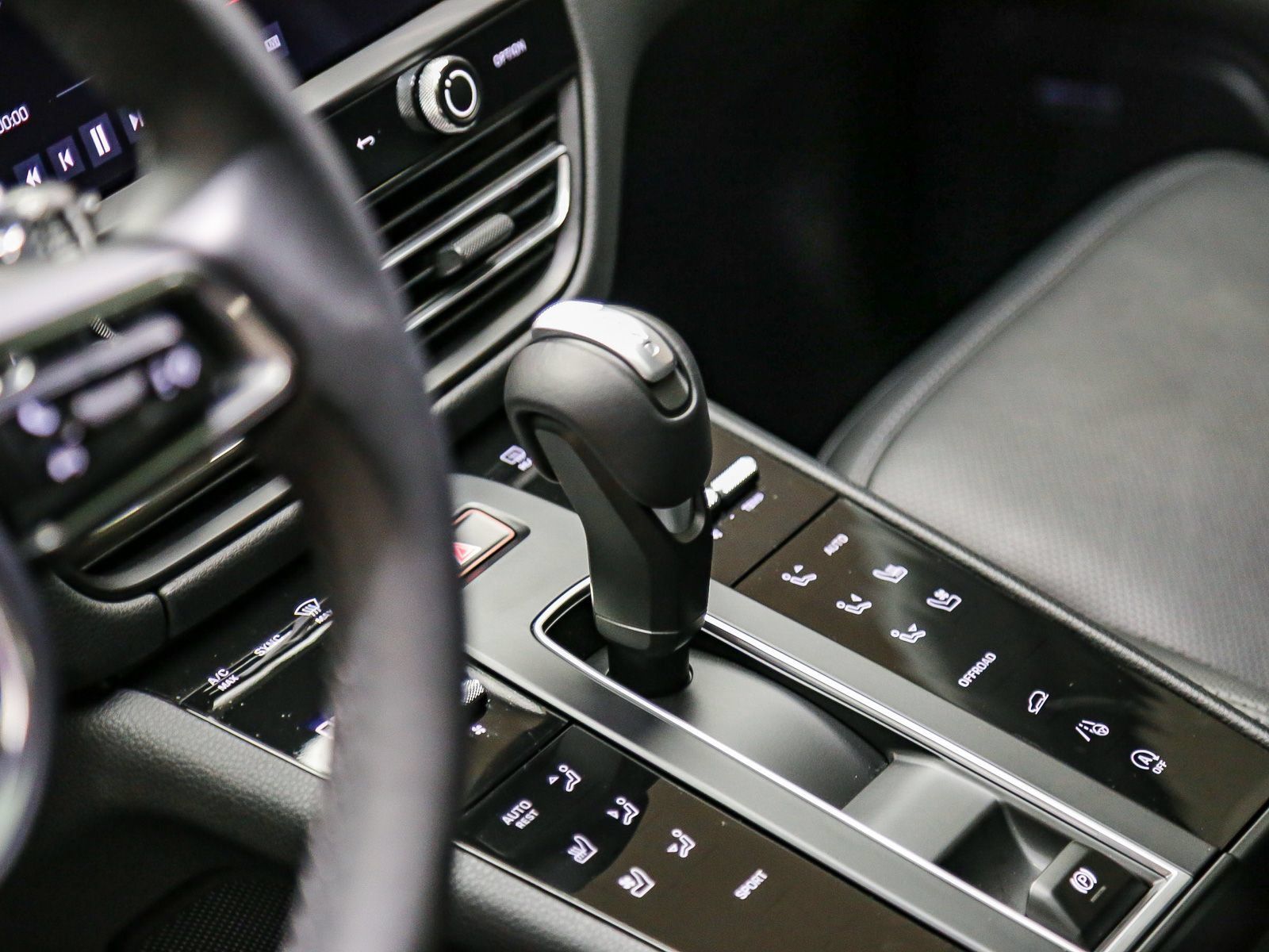 Certified 2025 Porsche Macan AWD/4WD image 24