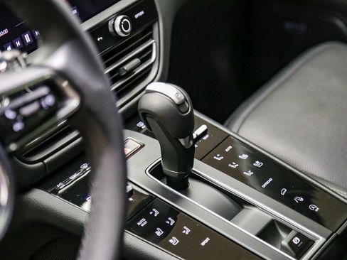 Certified 2025 Porsche Macan AWD/4WD image 24