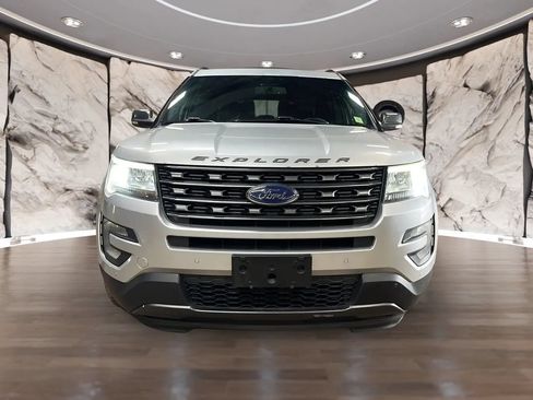 Used 2017 Ford Explorer XLT w/ Equipment Group 202A AWD/4WD image 14