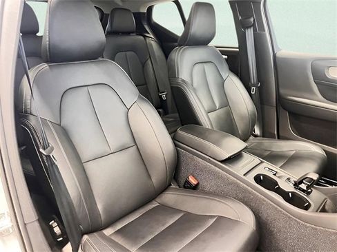 Used 2024 Volvo XC40 B5 Core image 16