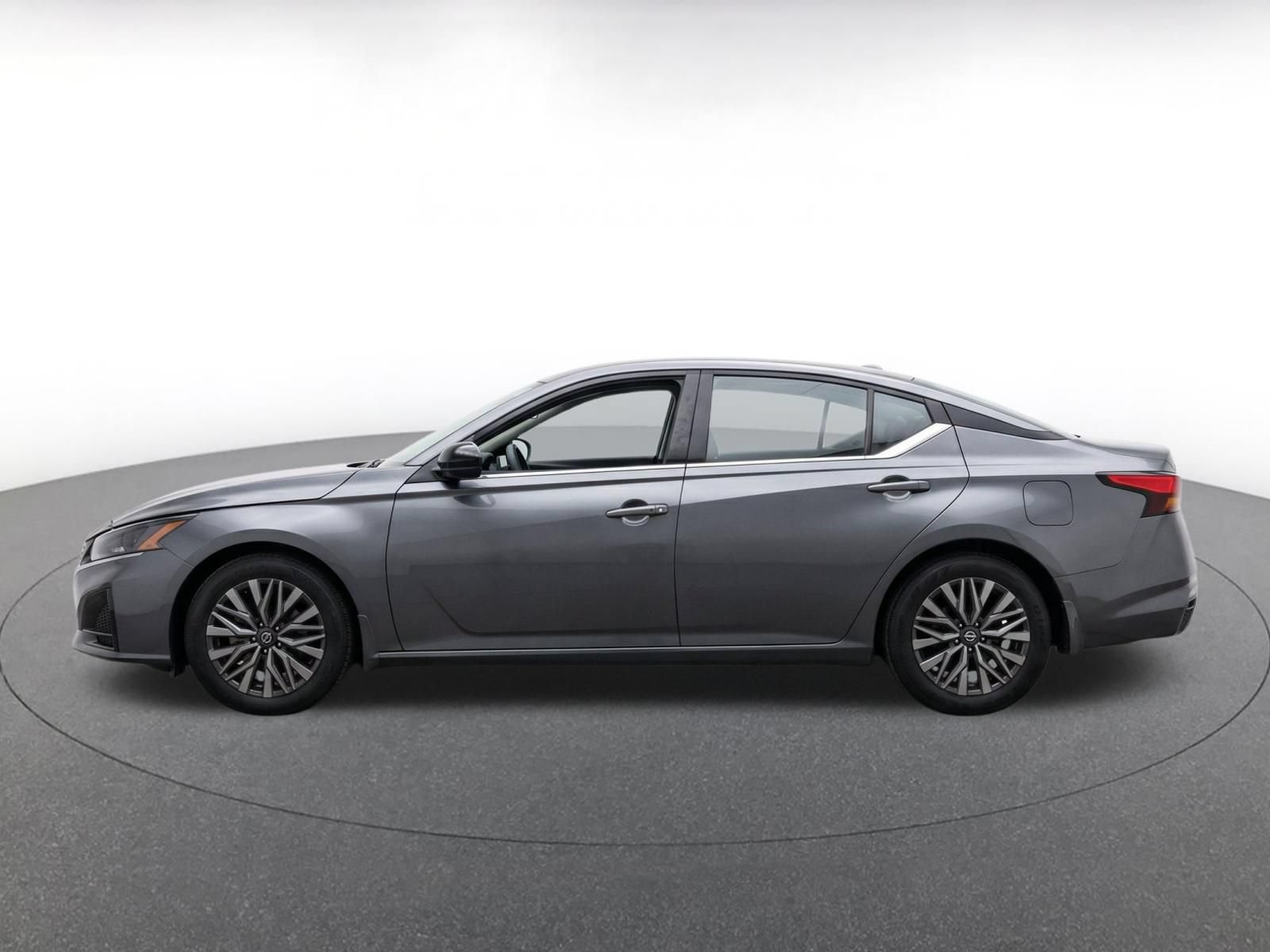 Used 2025 Nissan Altima 2.5 SV FWD image 4