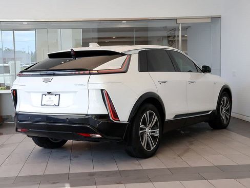 Used 2024 Cadillac Lyriq Luxury w/ LPO, Floor Liner Package AWD/4WD image 5