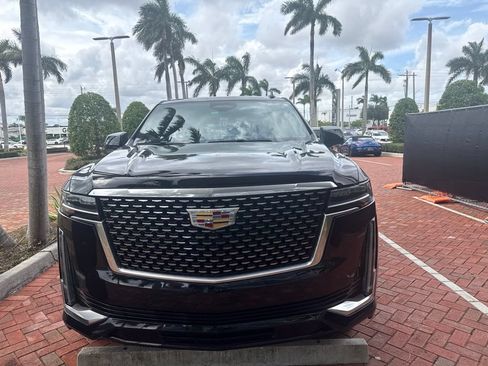 Used 2024 Cadillac Escalade Luxury RWD image 2