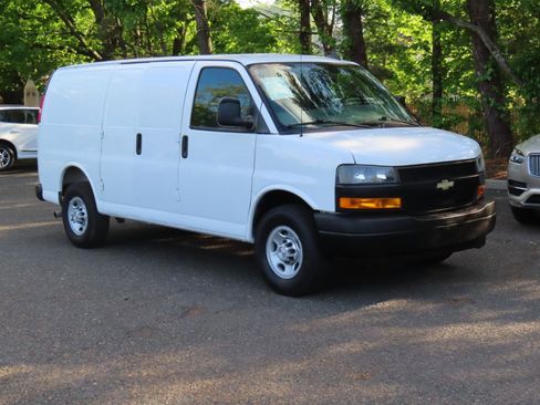 Used 2018 Chevrolet Express 3500 w/ Driver Convenience Package RWD image 5